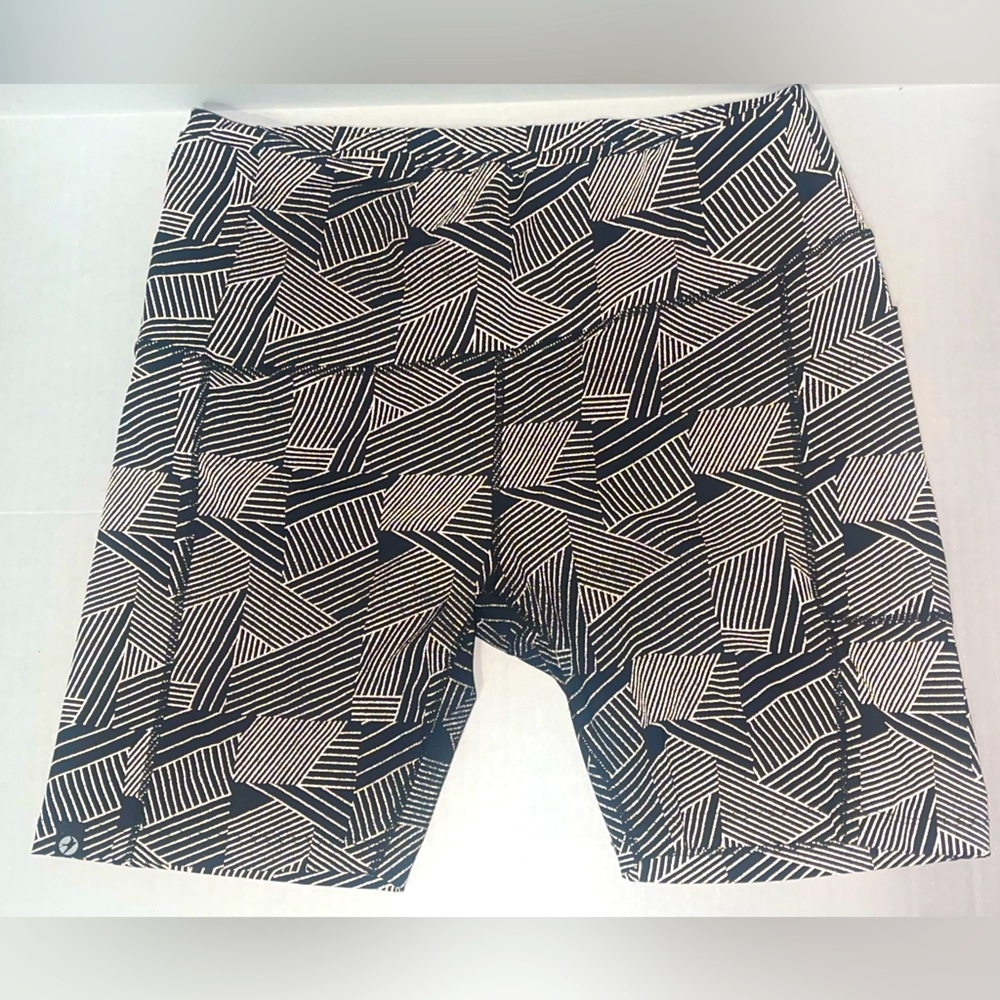 Black & Cream Geometric Women’s Active Shorts